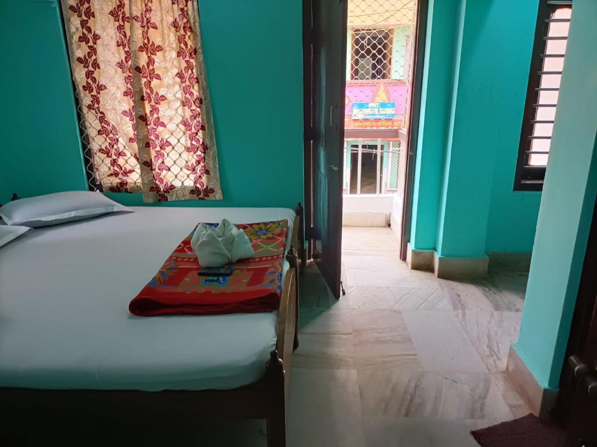 Hotel Radha Krishna Пури Екстериор снимка