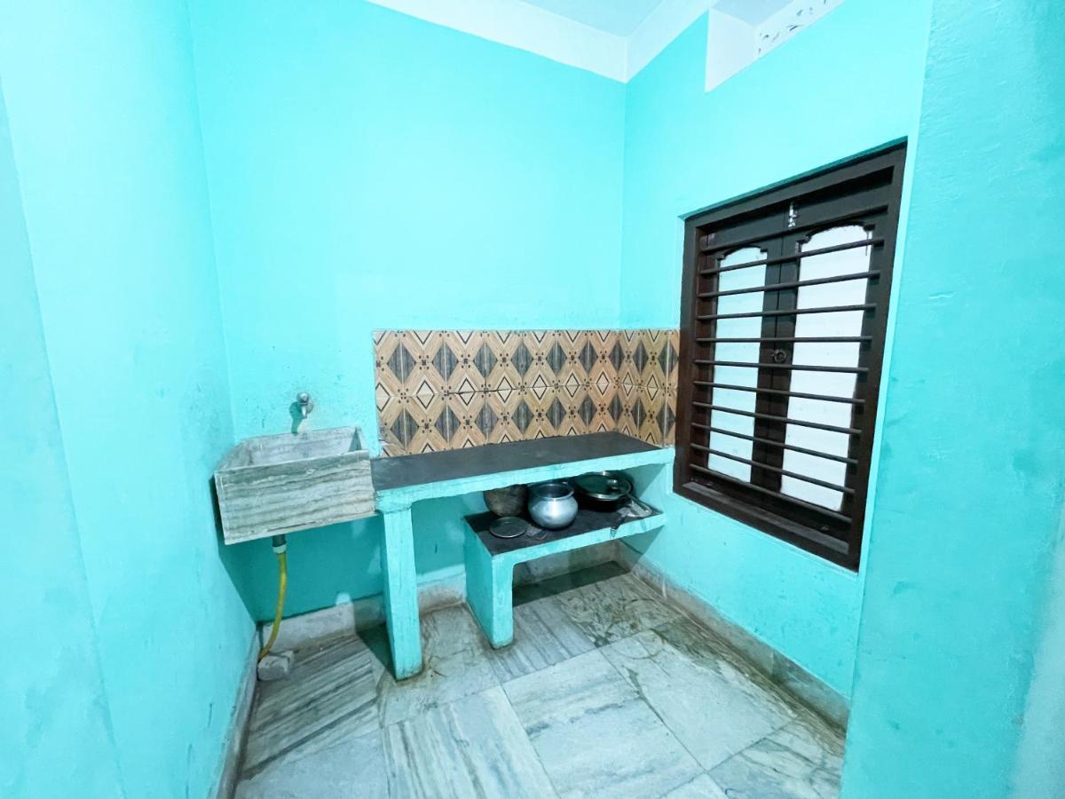 Hotel Radha Krishna Пури Екстериор снимка