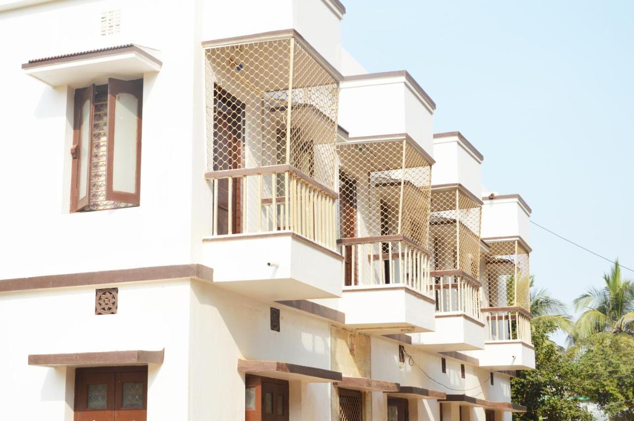 Hotel Radha Krishna Пури Екстериор снимка