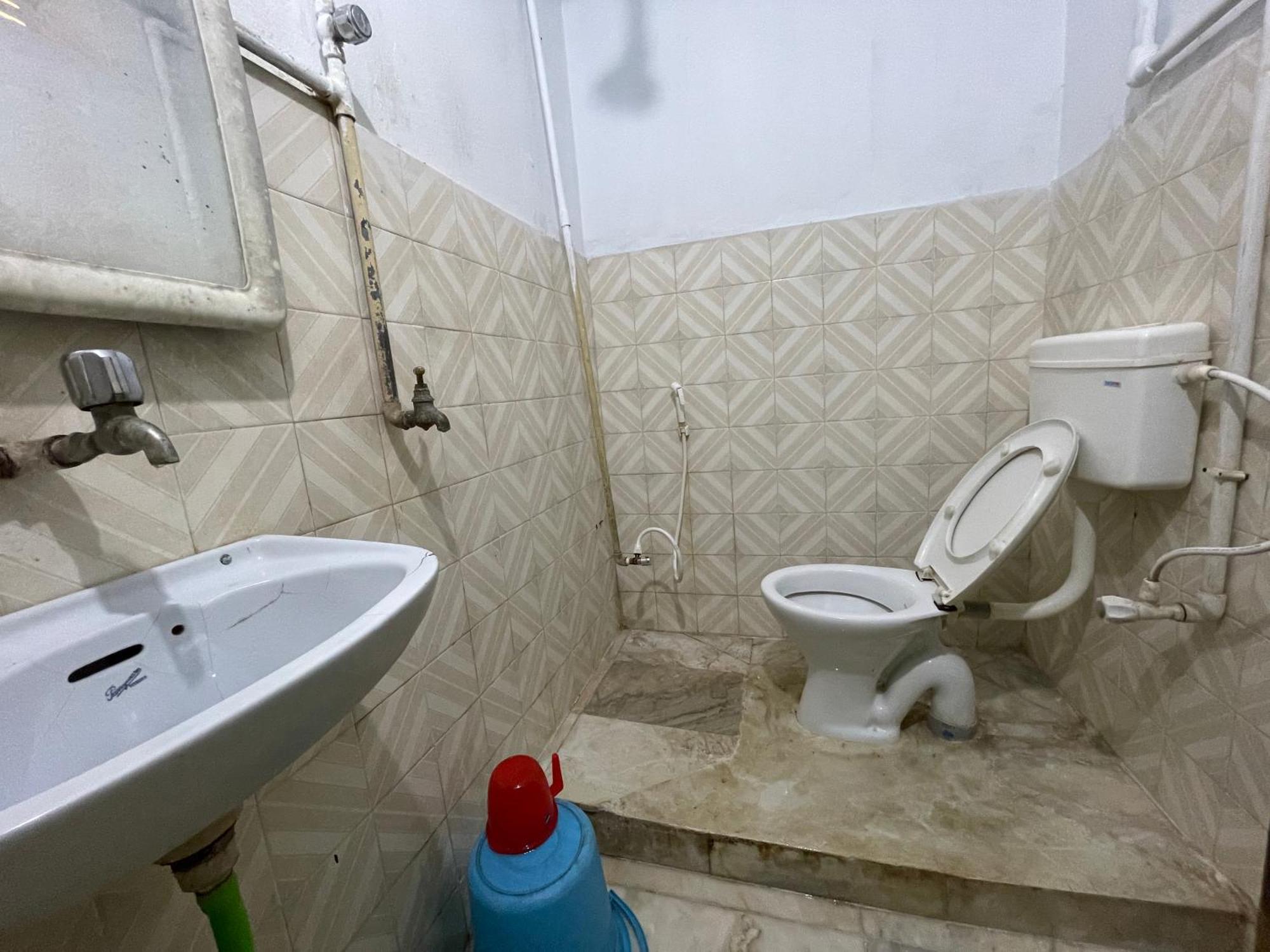 Hotel Radha Krishna Пури Екстериор снимка